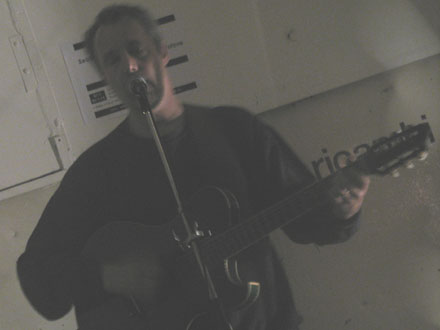 Hugh sings his heart out at Rue Bunte Hugh sings his heart out at Rue Bunte