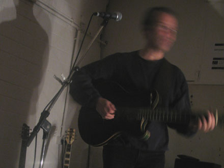 Hugh Featherstone shakes, rattles and rolls at Rue Bunte, Berlin Hugh Featherstone shakes, rattles and rolls at Rue Bunte, Berlin