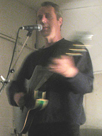 Hugh Featherstone plays in intimate lighting at Rue Bunte, Berlin Hugh Featherstone plays in intimate lighting at Rue Bunte, Berlin