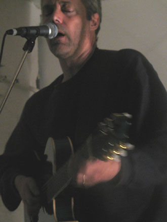 Hugh Featherstone sings the news at Rue Bunte, Berlin
