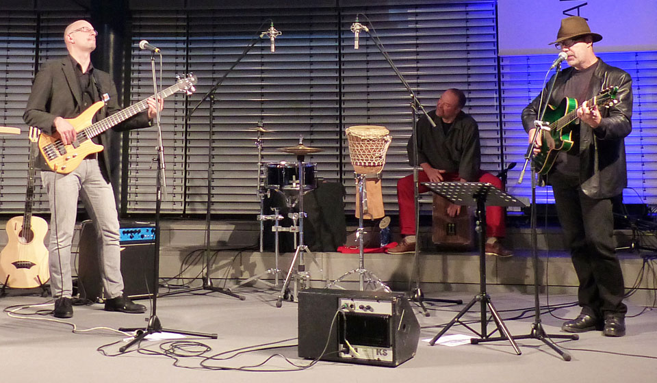 Hugh Featherstone and the Feathertones performing at Walls to Fall, Berlin, 2014