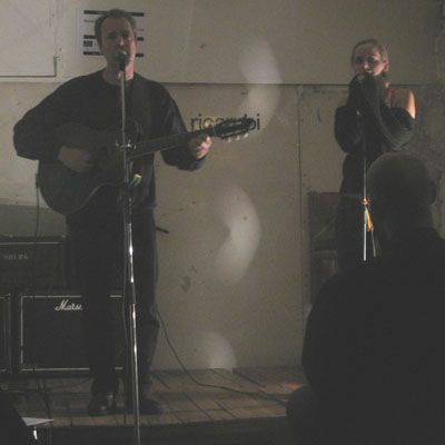 Hugh Featherstone und Kim Bastian spielen im Rue Bunte Studio