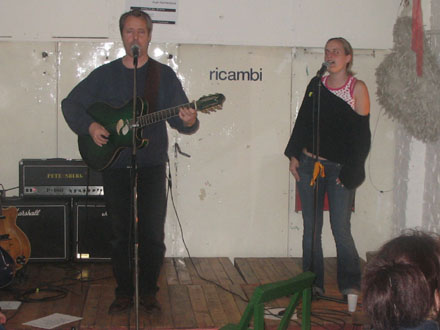 Hugh Featherstone und Kim Bastian spielen im Rue Bunte Studio