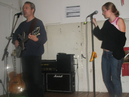 Hugh Featherstone und Kim Bastian spielen im Rue Bunte Studio