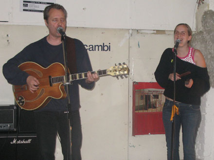 Hugh Featherstone und Kim Bastian spielen im Rue Bunte Studio Hugh Featherstone und Kim Bastian spielen im Rue Bunte Studio